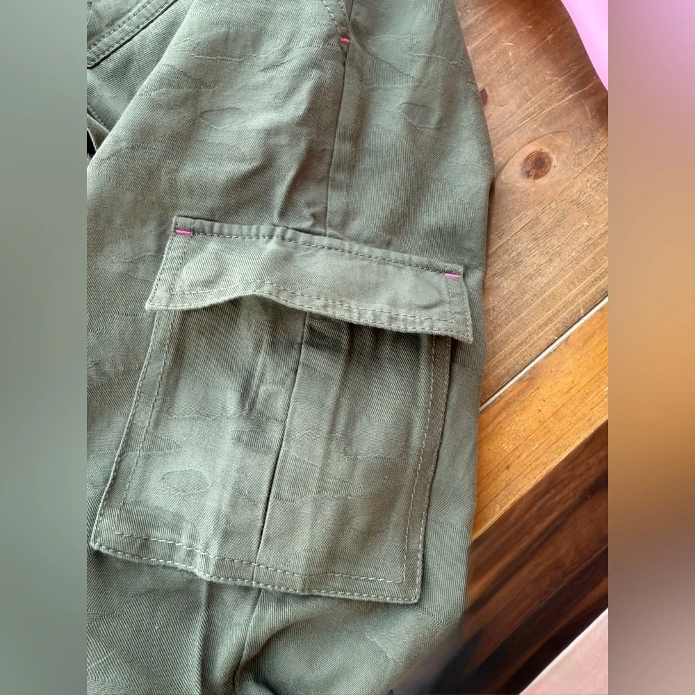 Trina Turk Isley Cargo Pants Size 10 NWT Olive Jacquard Camo, Pink Stitch, $278 - Picture 5 of 12
